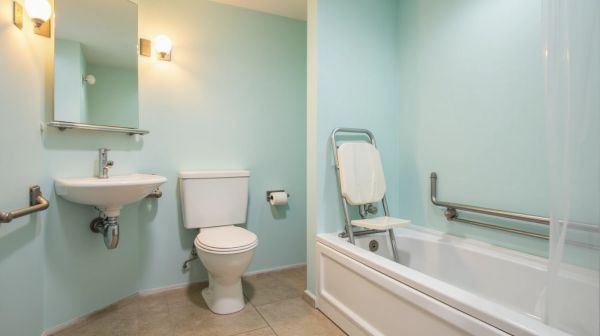Douche, lavabo, WC : les bonnes dimensions pour une salle de bain PMR